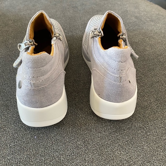 No brand, no name, lightweight grey and white, little rhinestone bling, size 6 - Picture 4 of 5